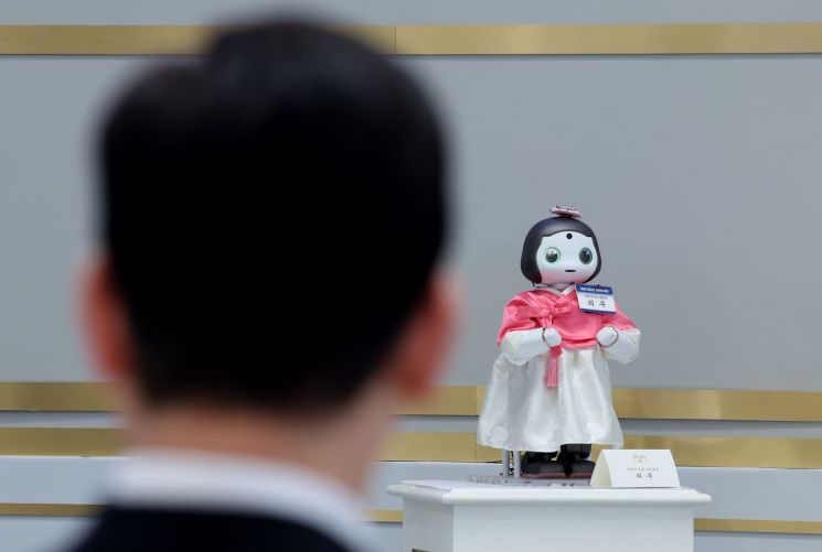 李대통령, '페이커' 이상혁·신우석 감독 훈장…"韓 위상 높인 국민대표"