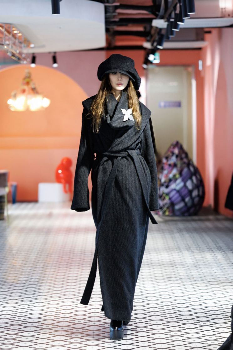 '대구의 딸' 모델 나영희, 백유선 패션쇼서 압도적 아우라 발산