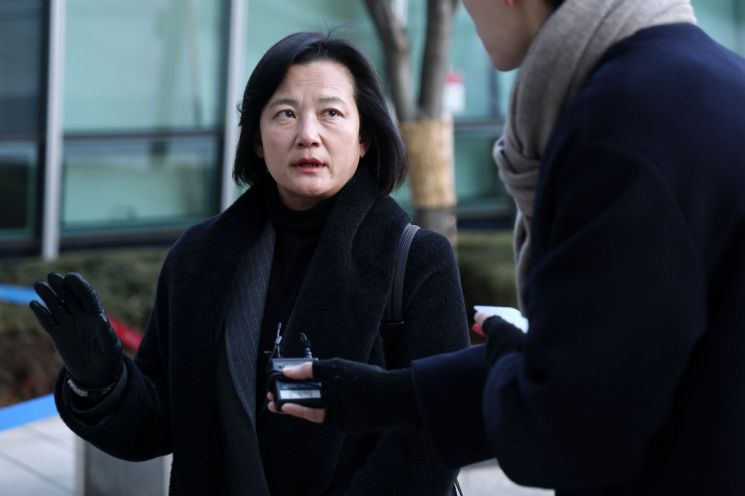 법무부, '강등' 정유미에 "수사정보 유출의혹 피의자…전보 문제없어"