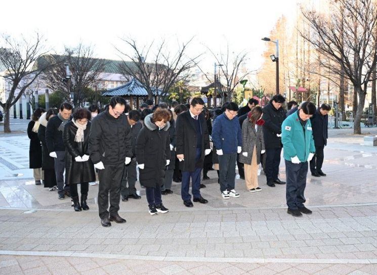 부산 기장군, 항일의 기억 앞에서 새해를 열다…기념탑 참배로 군정 시동