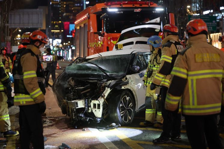서울 종각역 앞 3중 추돌사고…"7명 경상·1명 심정지"