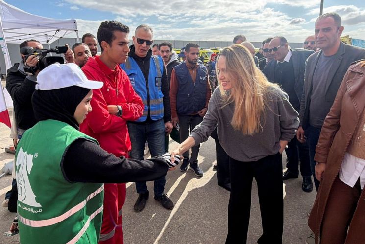 안젤리나 졸리, 라파 검문소 찾아 가자지구 위기 조명