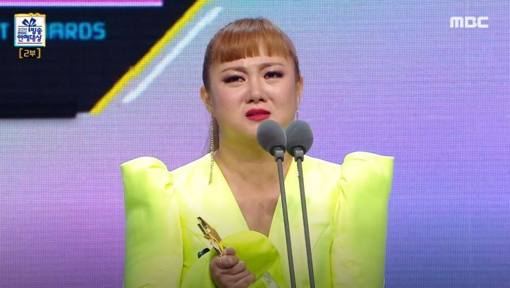 "박나래, 차량서 男과 특정행위"…전 매니저 '직장 내 괴롭힘' 진정