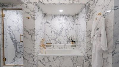 휴가 중 직접 '대리석 쇼핑'…5700억짜리 연회장 재건하는 트럼프 '논란'