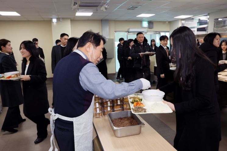 앞치마 두른 양산시장, 새해 직원 격려 구내식당 배식봉사