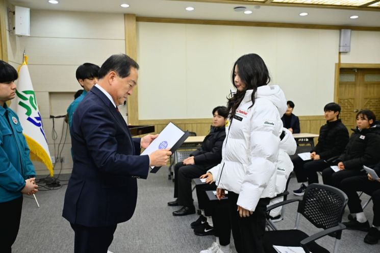 속초시, 신규 입단자 8명 임명장 수여…2026년 스포츠 메카로 비상