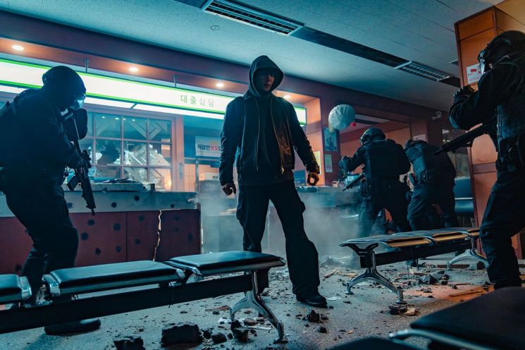 통장 잔고 줄어드는 히어로…서사는 더 빨리 바닥났다[슬레이트]