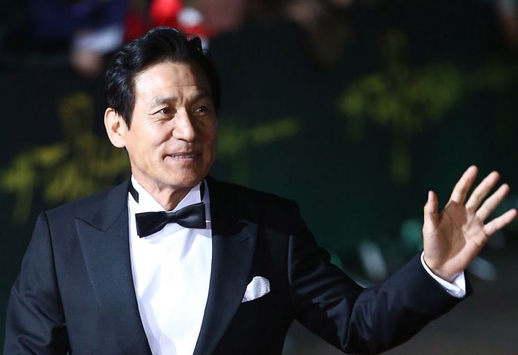 신인보다 먼저 오는 '연습벌레'…70년 무결점 인생, '영원한 어른' 안성기