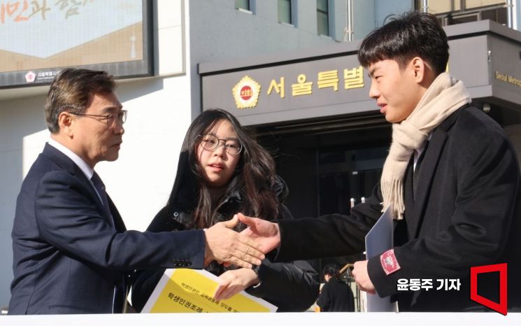 [포토] 학생들과 인사 나누는 정근식 서울교육감