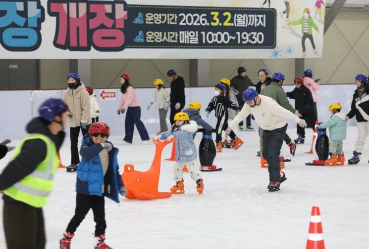 [포토] 겨울! 왕피천으로 모이자… 울진 빙상장, 계절을 품다
