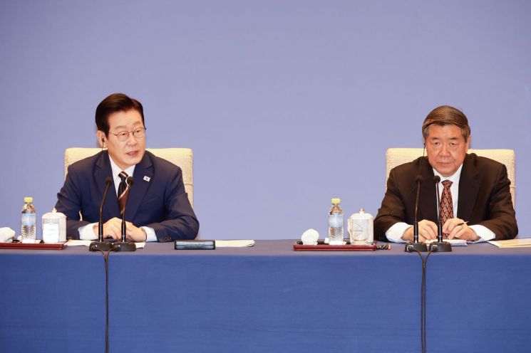 李대통령 "한중 새로운 항로 향해 가야…새로운 시장 개척 필요" (종합)