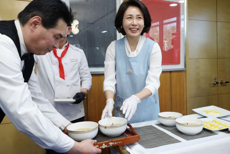 金여사, 한중 가교 역할 中여성에 '떡만둣국' 대접 "'지단'아 유난히 잘 돼, 양국 사이 더 좋아질 것"