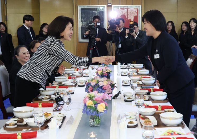 金여사, 한중 가교 역할 中여성에 '떡만둣국' 대접 "'지단'아 유난히 잘 돼, 양국 사이 더 좋아질 것"