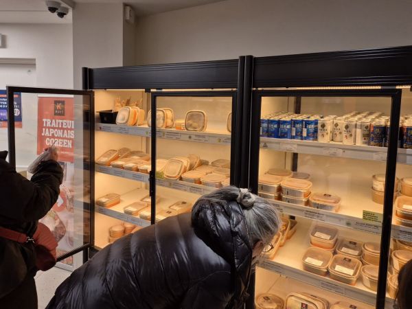 Ready meals placed on the warming shelf. Fried chicken, bulgogi, and kimchi fried rice, as well as Japanese-style rice bowls interpreted in a Korean style, are being sold. Chicken is the most popular food among locals.