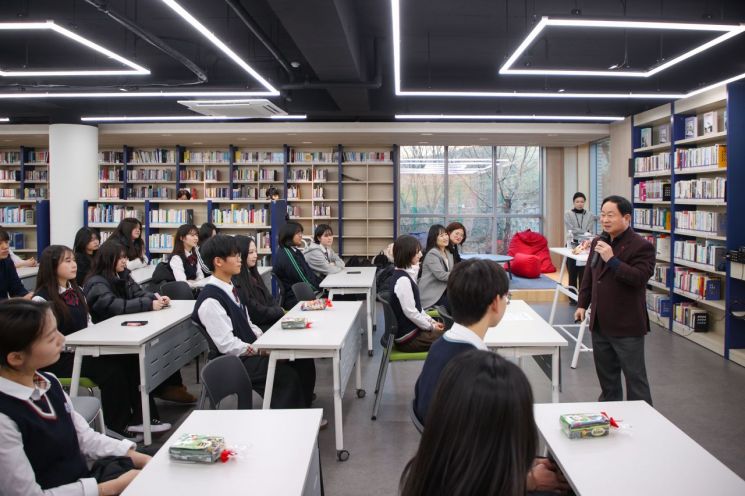 주광덕 남양주시장이 5일 진접고등학교에서 1·2학년 학생 임원 40명을 대상으로 진로특강을 진행하고 있다. 남양주시 제공