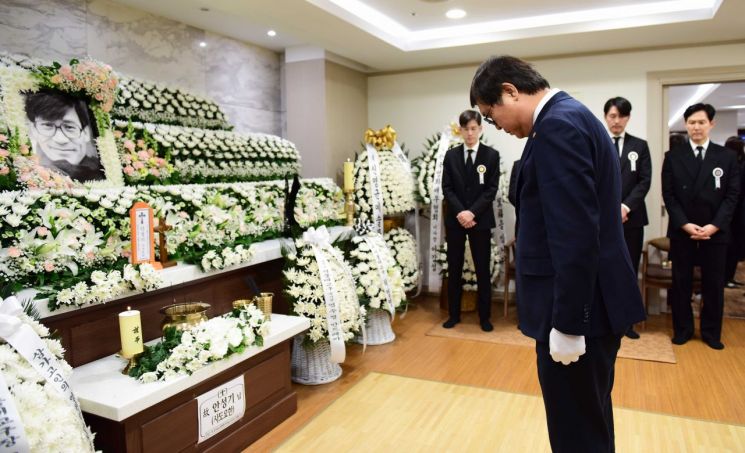 최휘영 문체부 장관, 안성기 빈소 찾아 금관문화훈장 전수