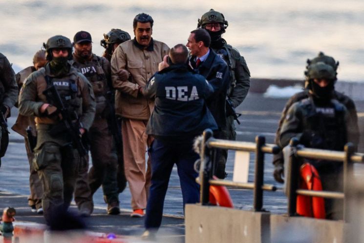 마두로, 법정 출석 위해 맨해튼 연방법원 도착…헬기·장갑차 동원