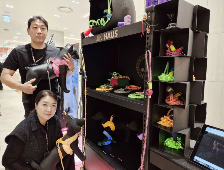 별빛 아래도 안전하게… 반려동물 산책의 화려한 변신