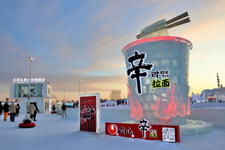 농심, 中 하얼빈 겨울축제 '빙등제' 참가…"영하 20도서 즐기는 신라면"