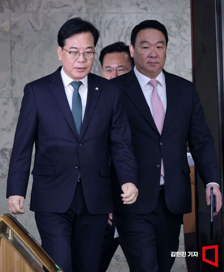 [포토] 원내대책회의 참석하는 송언석