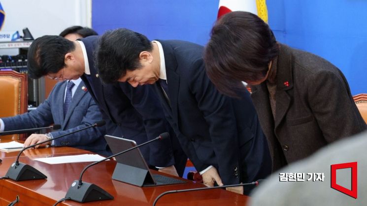 [포토] 고개 숙여 인사하는 문진석 원내대표 직무대행