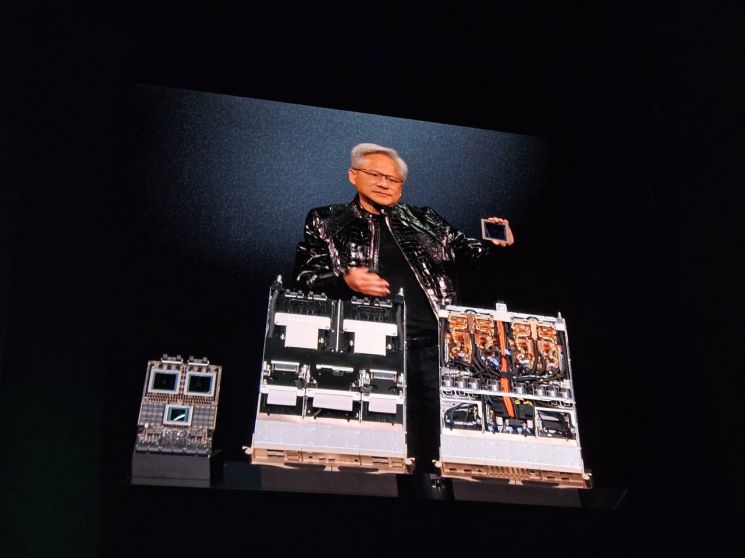 [CES 2026]젠슨 황 "물리 인공지능 시대" 선언…벤츠 협업 자율주행차 2026년 출시