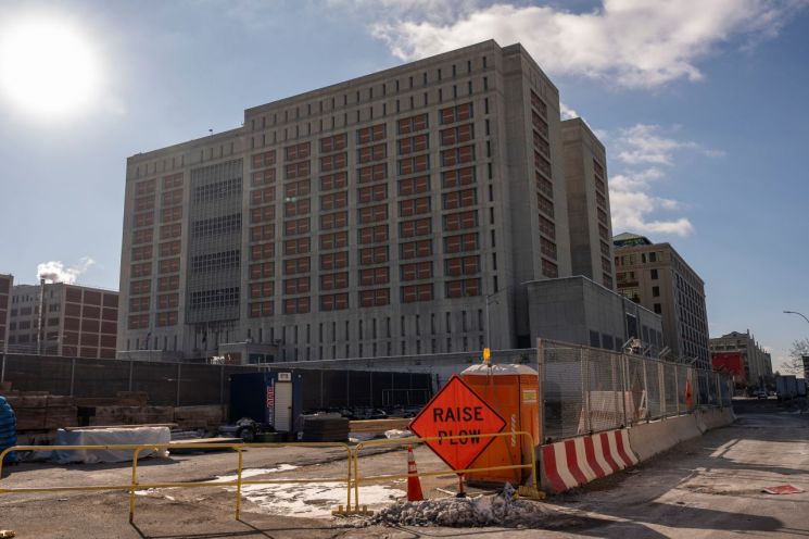 음식에선 바퀴벌레, 샤워실엔 곰팡이…악명 높은 이곳에 마두로 있다