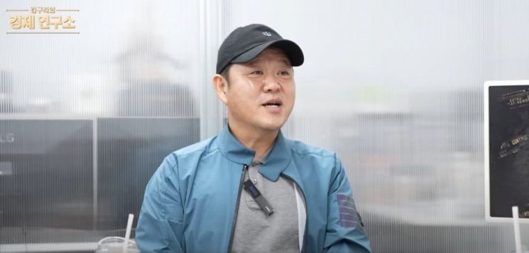 방송인 김구라가 삼성전자 주식으로 100% 가량의 수익을 올렸다고 밝혔다. 유튜브 채널 '그리구라' 캡처