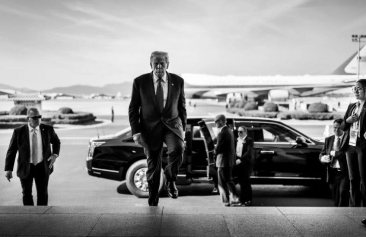 '마두로 체포' 다음?… "까불면 다친다" 메시지에 '김해공항' 등장한 이유