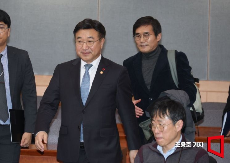 [포토] 공공데이터전략위원회 참석하는 윤호중 장관