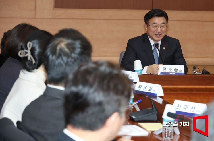 [포토] 공공데이터전략위원회 인사말하는 윤호중 장관