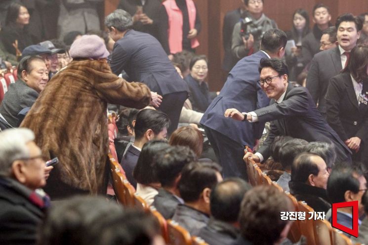 [포토] 영등포구 주민들과 인사하는 김민석 국무총리