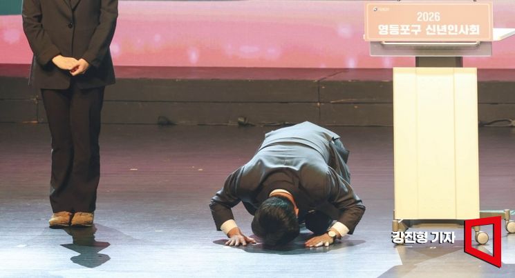 [포토] 영등포구 주민들에게 큰절하는 김민석 국무총리