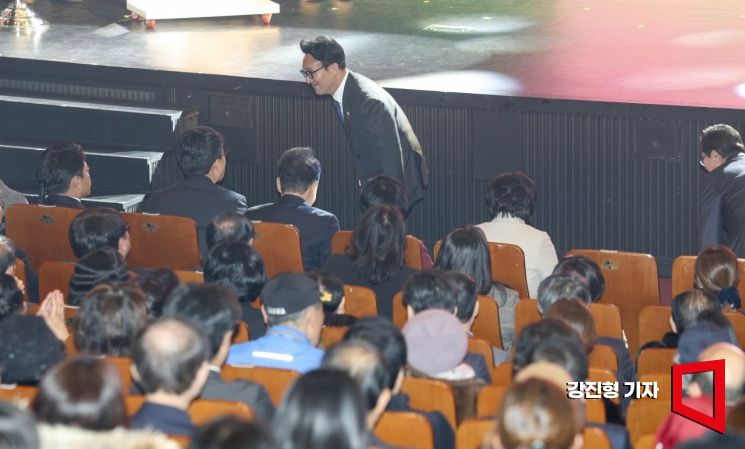 [포토] 오세훈 서울시장과 대면 못하고 이석하는 김민석 국무총리