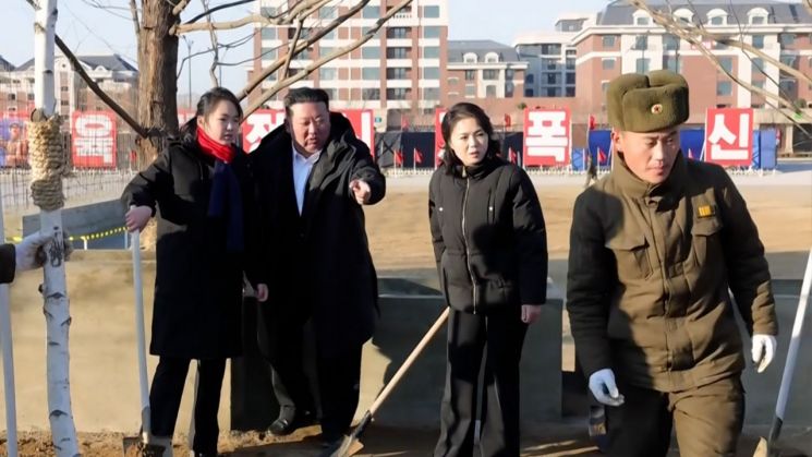 "김주애 과도한 스킨십…北 간부들 시선 피하거나 당혹" 의도 분석한 日 언론