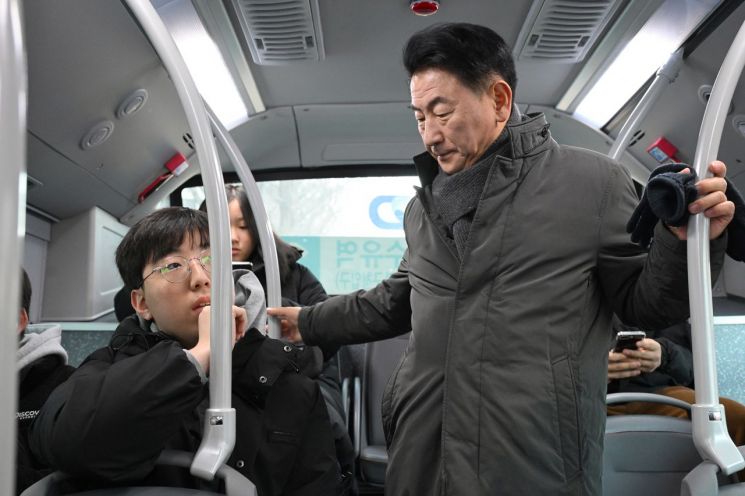 김동근 의정부시장, 133번 버스 탑승 호원권역 학생 통학 현장 점검