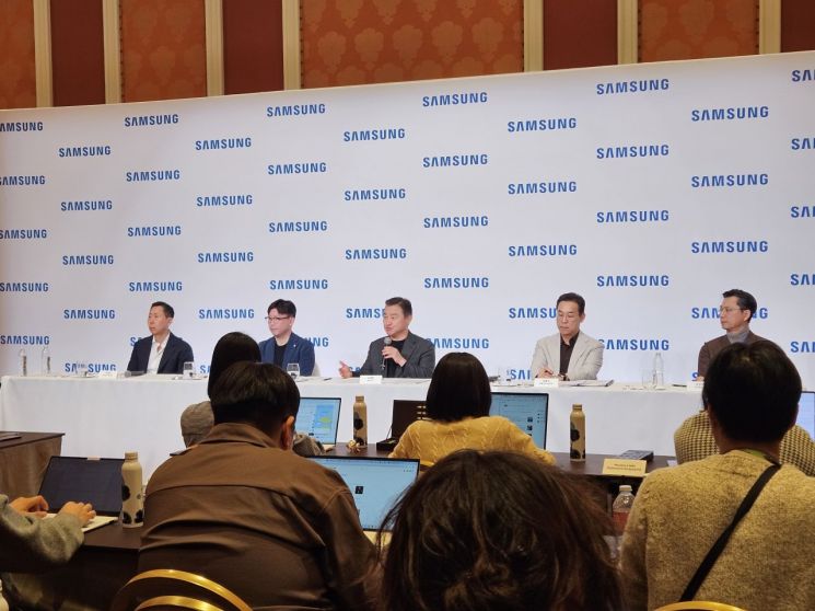 "삼성 로봇 왜 없느냐" 질문에…노태문 "로봇 중요, 차분히 준비 중"[CES 2026]