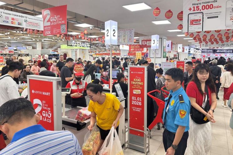 롯데마트 다낭·냐짱점 동시 리뉴얼…먹거리 강화, 체류형 매장으로