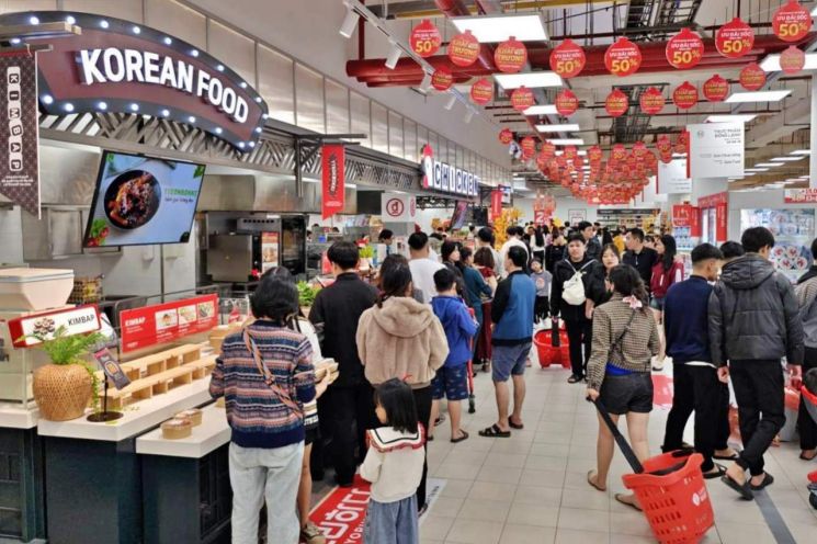 롯데마트 다낭·냐짱점 동시 리뉴얼…먹거리 강화, 체류형 매장으로