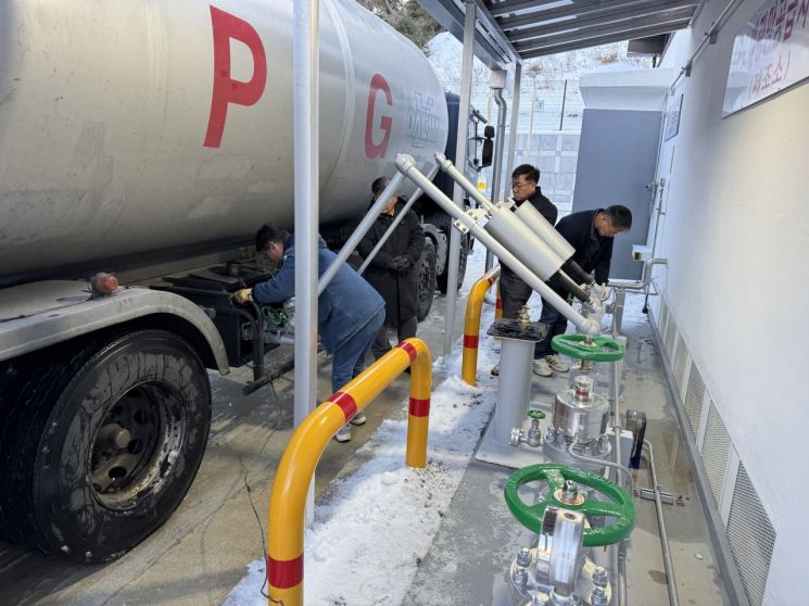 울릉도 ‘LPG 시대’ 개막… 대규모 저장탱크 첫 가스 충전 실시