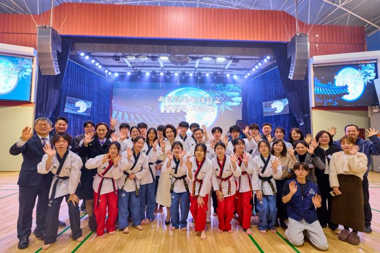 북경한국국제학교 찾아 '치킨' 선물한 金여사