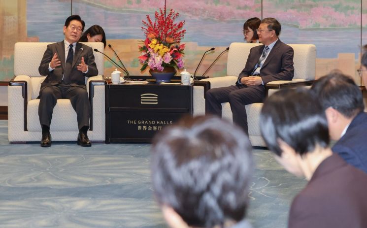 상하이市 찾은 李대통령 "韓中 껄끄러운 부분 정리하고, 새로운 한중 관계로 발전해야"