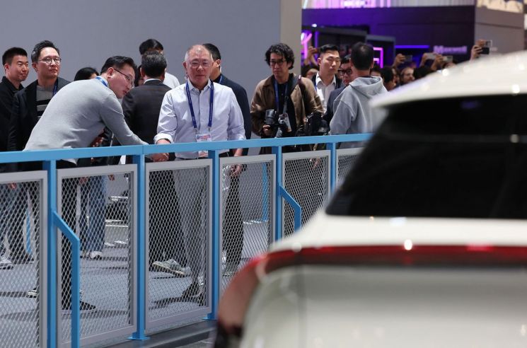 [CES 2026]정의선, 삼성·LG·퀄컴 찾아 AI·로봇 '시선 고정'