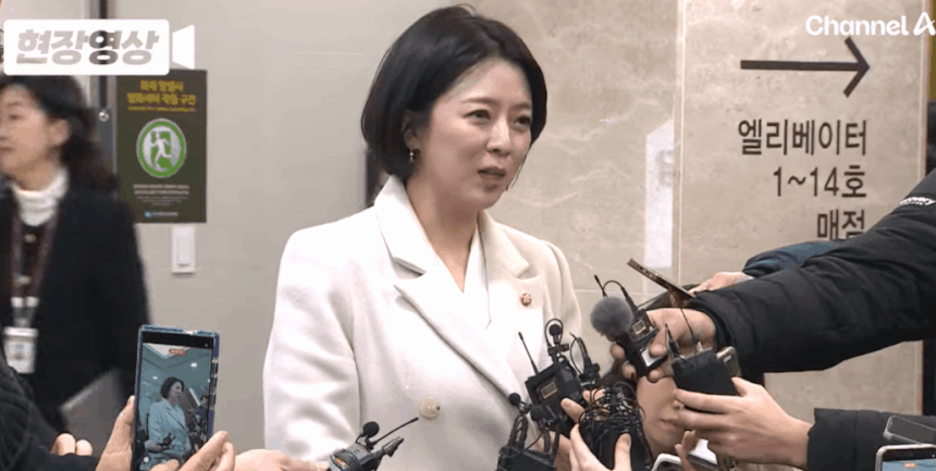 흰 옷 입고 웃기까지?…故 안성기 조문 배현진 '구설수'