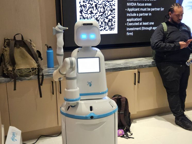 [CES 2026]"사람 비키세요, 로봇 지나갑니다"‥드디어 막 오른 CES '첨단 기술의 향연'