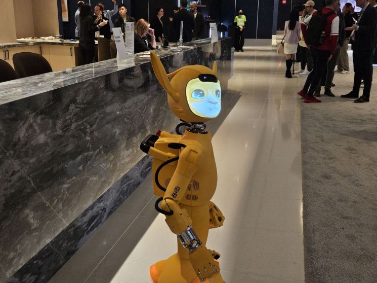 [CES 2026]"사람 비키세요, 로봇 지나갑니다"‥드디어 막 오른 CES '첨단 기술의 향연'
