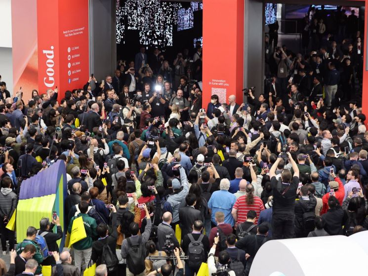 [CES 2026]"사람 비키세요, 로봇 지나갑니다"‥드디어 막 오른 CES '첨단 기술의 향연'