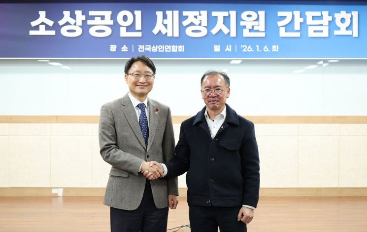 매출감소 소상공인 124만명 숨통 틔운다…부가세 납부기한 2개월 연장