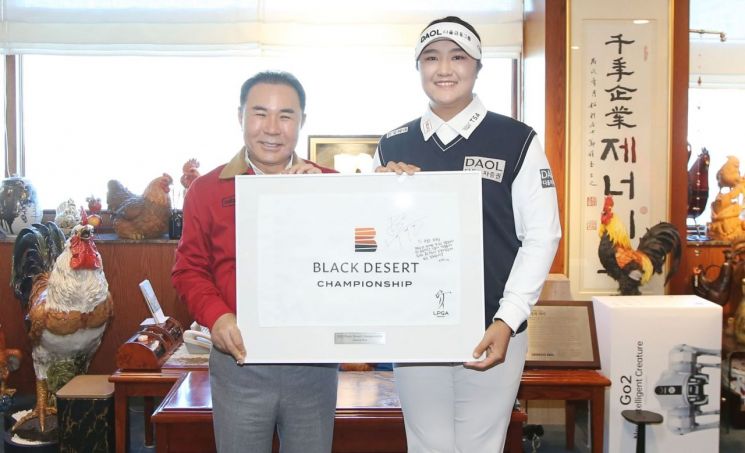 LPGA 유해란, BBQ 본사 방문… 윤홍근 회장과 새 시즌 각오