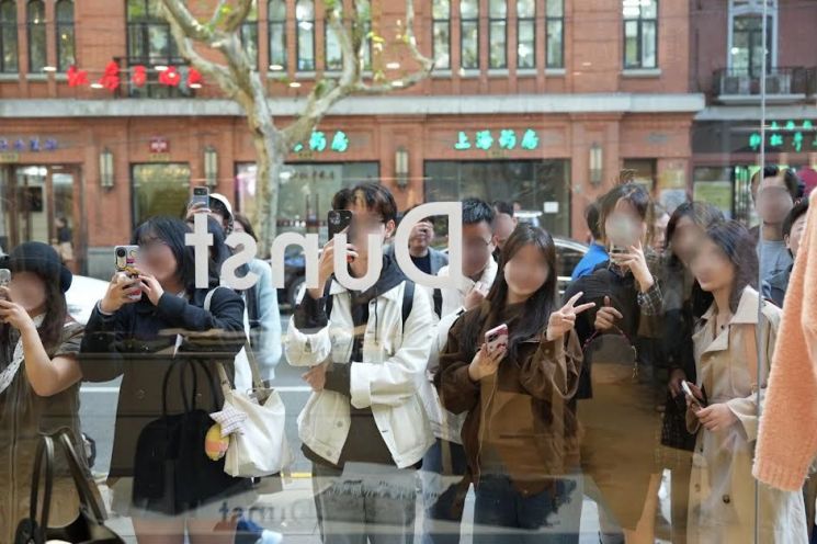 첫 팝업 오픈 소식에 1만명 '우르르'…SNS 입소문 타고 던스트 中서 '대흥행'